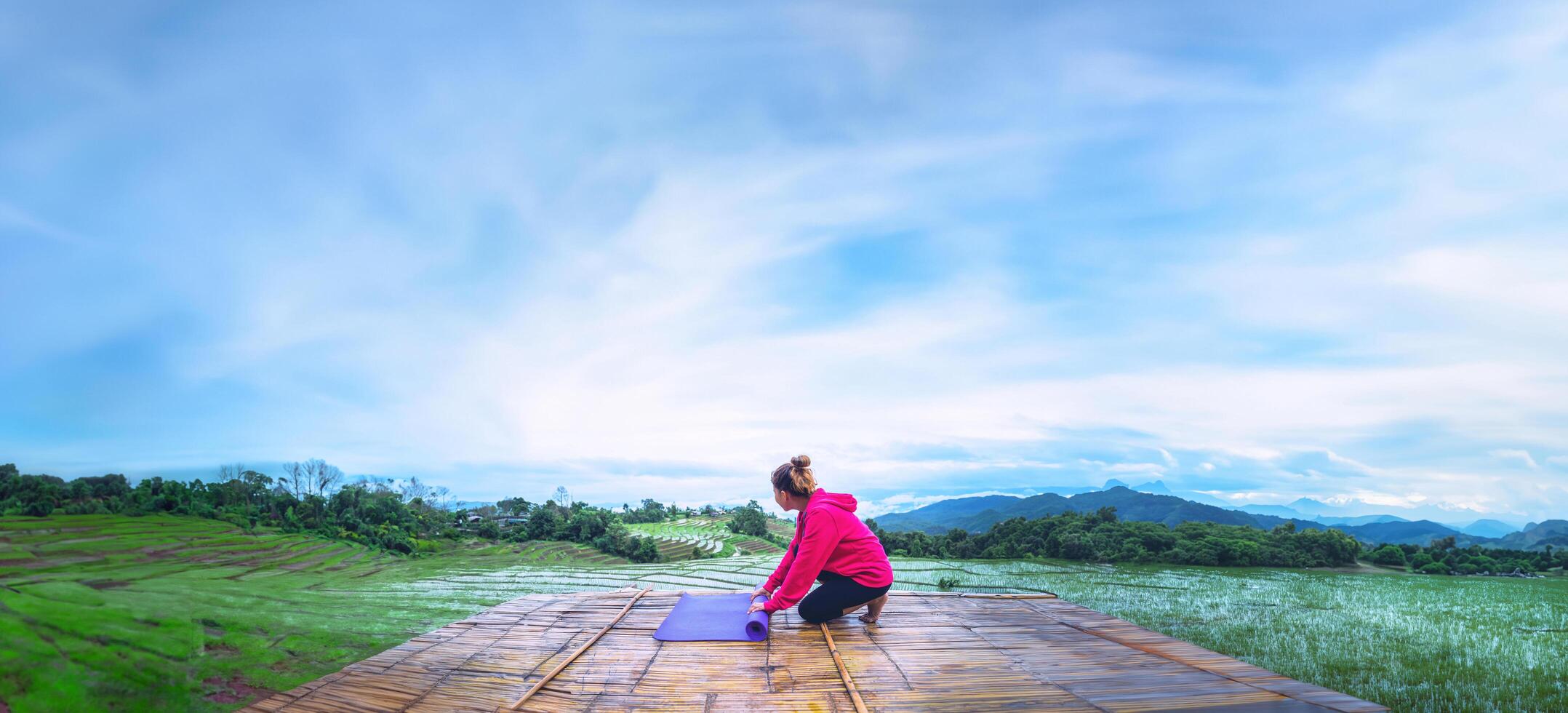 mulher asiática relaxar no feriado. jogar se ioga. na varanda paisagem natural field.papongpieng na tailândia foto