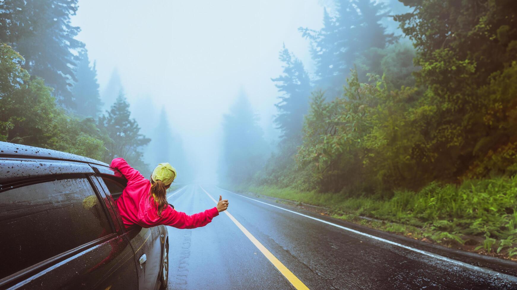 ásia mulheres viagem relaxar dentro a feriado. dirigindo uma carro viajando Felizmente. em meio a a névoa chuvoso. foto