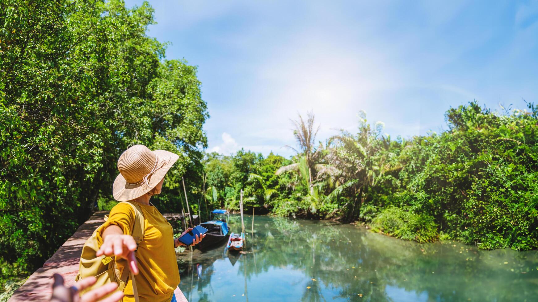 casal asiático de mãos dadas, viajando pela natureza. viajar relaxar. em tha pom-klong-song-nam. Krabi, na Tailândia. viajar na Tailândia. lua de mel, romântica. foto