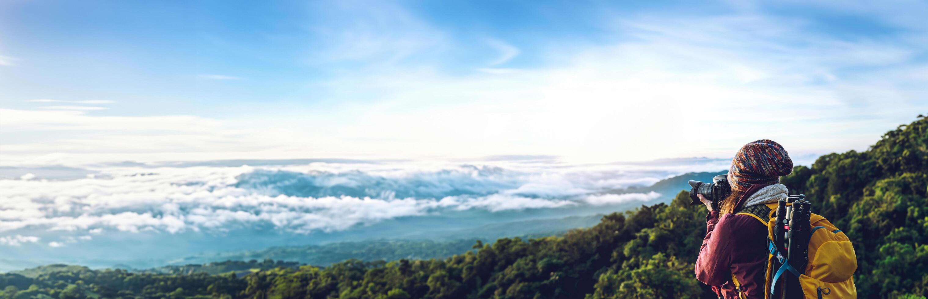 a jovem viaja para tirar fotos da névoa do mar na montanha. viajar relaxar. campo de toque natural. em Chiangmai Inthailand