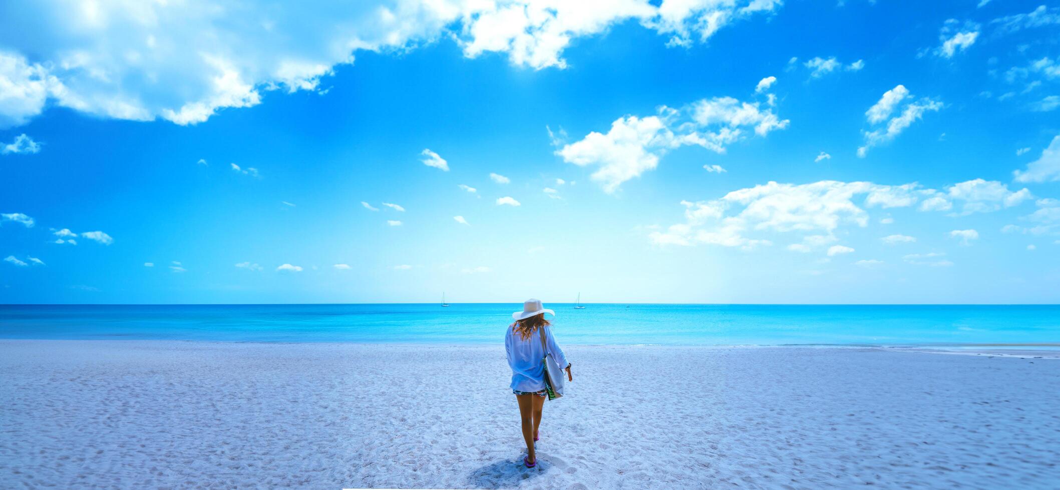 mulheres asiáticas viajam pela natureza. viajar relaxar. jogar água do mar na praia. no verão. Tailândia foto