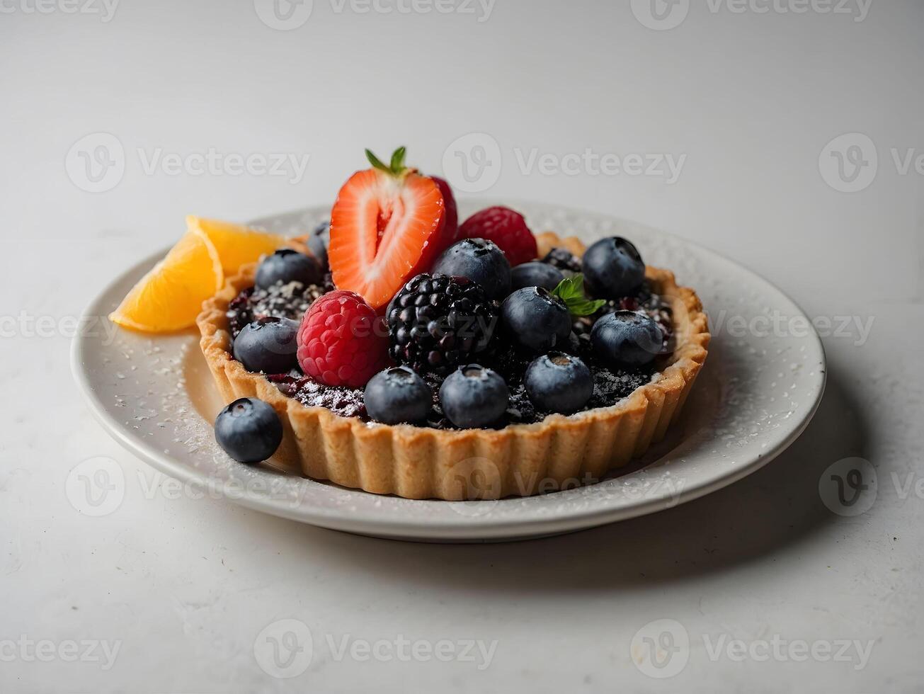 delicioso tartelete com bagas em branco mesa, fechar-se Visão foto