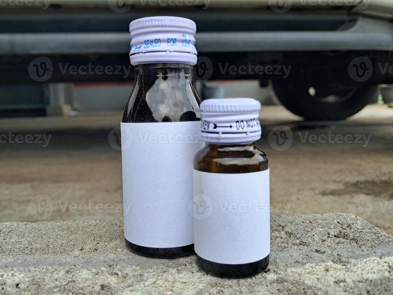 remédio garrafa Castanho cor com uma em branco rótulo para brincar ou apresentação brincar coleção foto