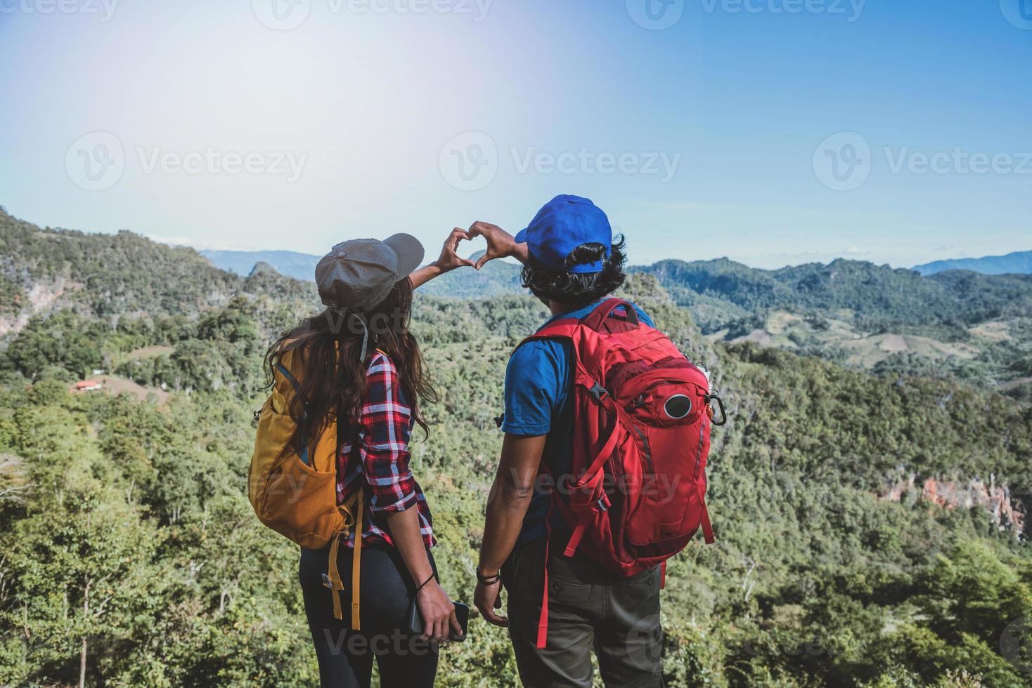 viagens, viagens pela natureza de casais asiáticos enquanto relaxa ao ar livre durante sua viagem na Tailândia. foto