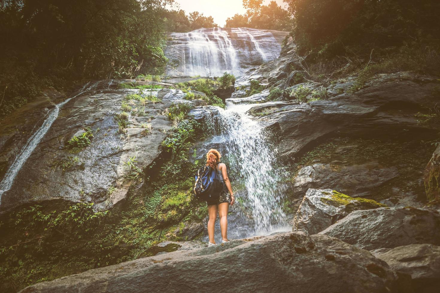as mulheres viajam. mulher viajantes da Ásia viajam por florestas naturais, montanhas, cachoeiras foto