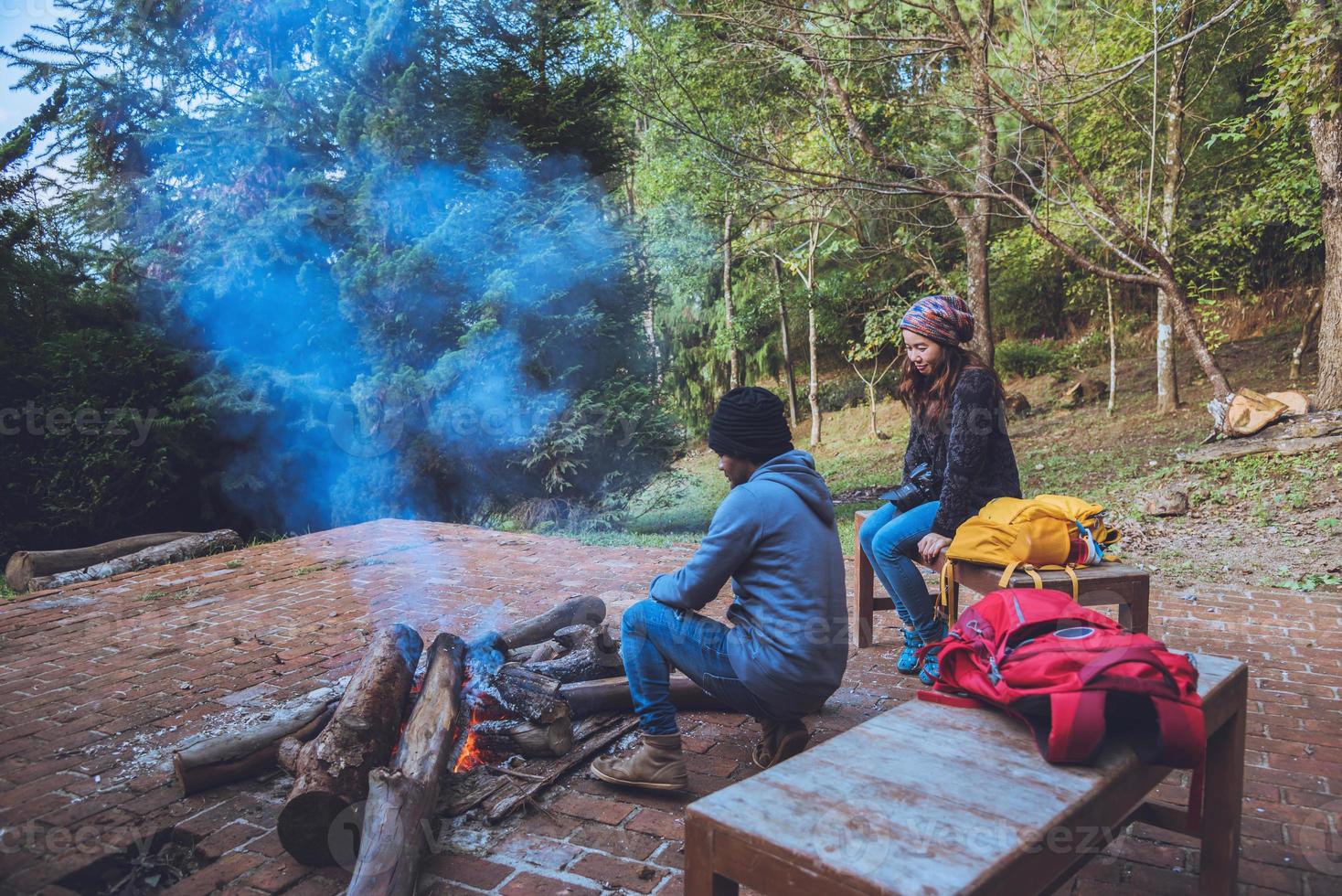 casal viajar fotografia natureza nas montanhas relaxar no feriado. amantes do romance, acampamento fogueira inverno foto