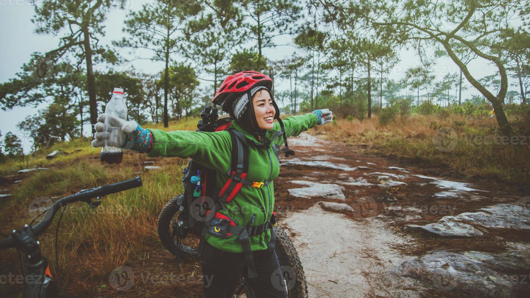 mulher asiática viajar fotografia natureza. viajar relaxar andar em um deserto de bicicleta em estado selvagem. Tailândia foto