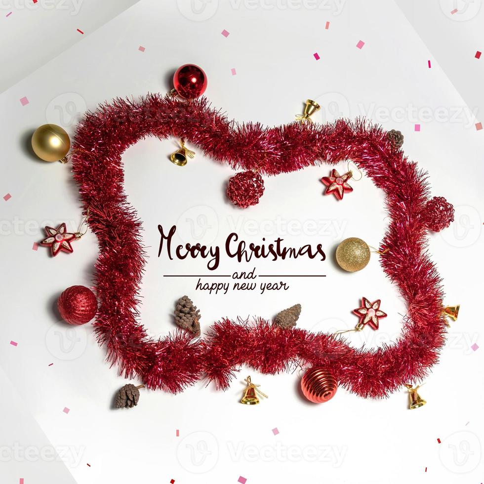 bolas de decoração de Natal e enfeites sobre fundo abstrato bokeh em fundo branco. feriado fundo cartão para o Natal e ano novo. Feliz Natal foto