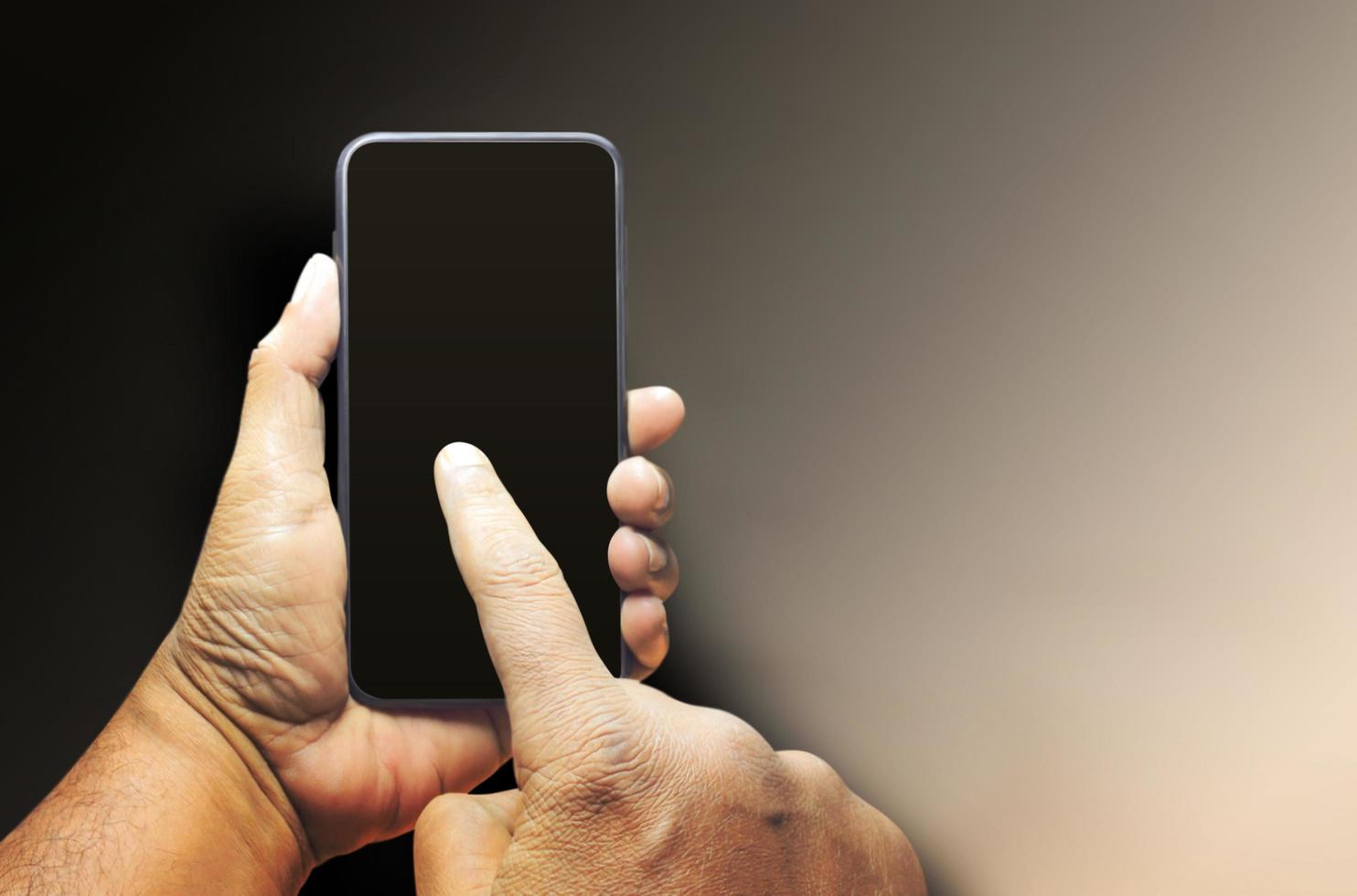 mão do homem segurando um fundo em branco isolado do smartphone foto