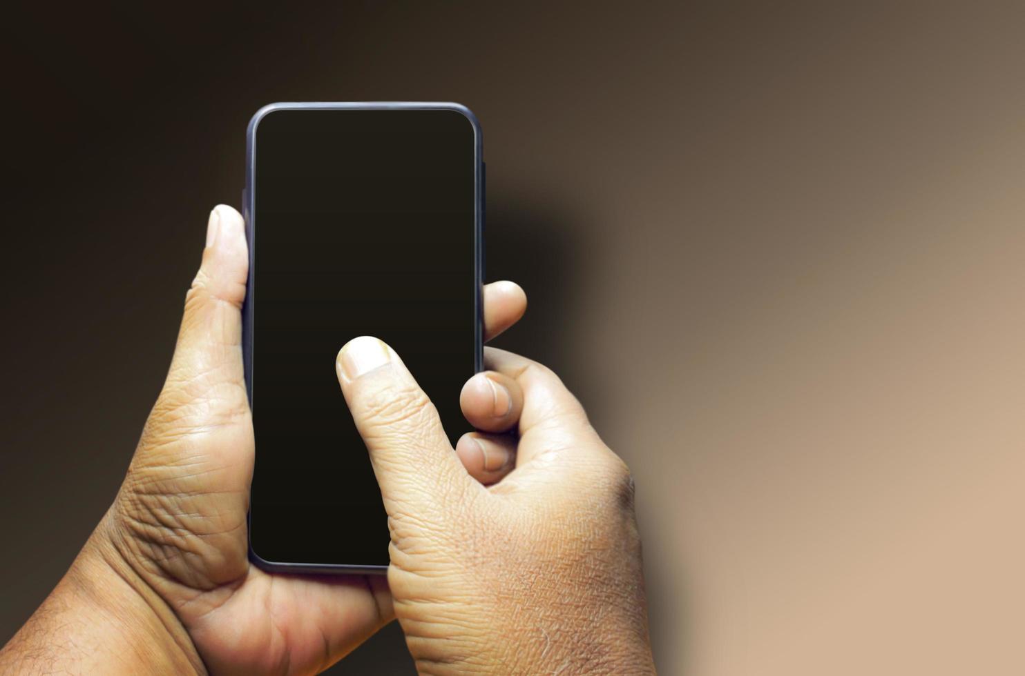 mão do homem segurando um fundo em branco isolado do smartphone foto