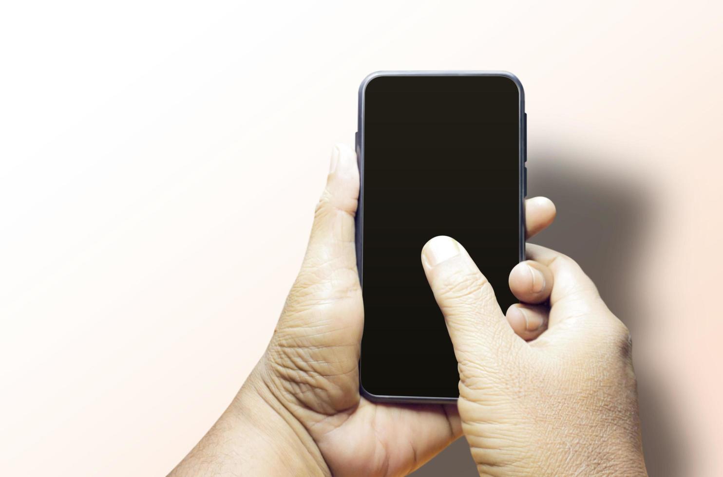 mão do homem segurando um fundo em branco isolado do smartphone foto