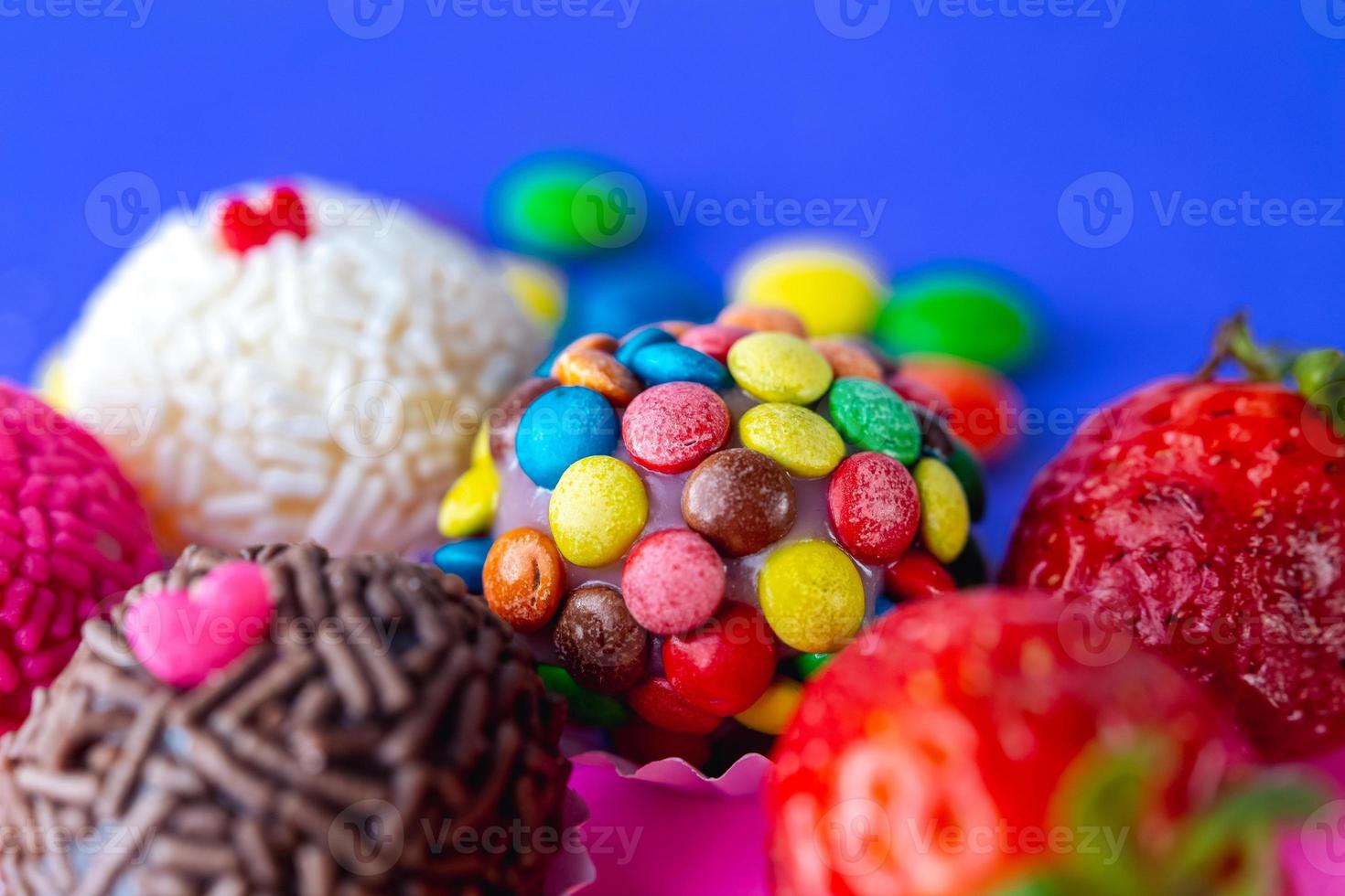 brigadeiro de confeitos coloridos foto