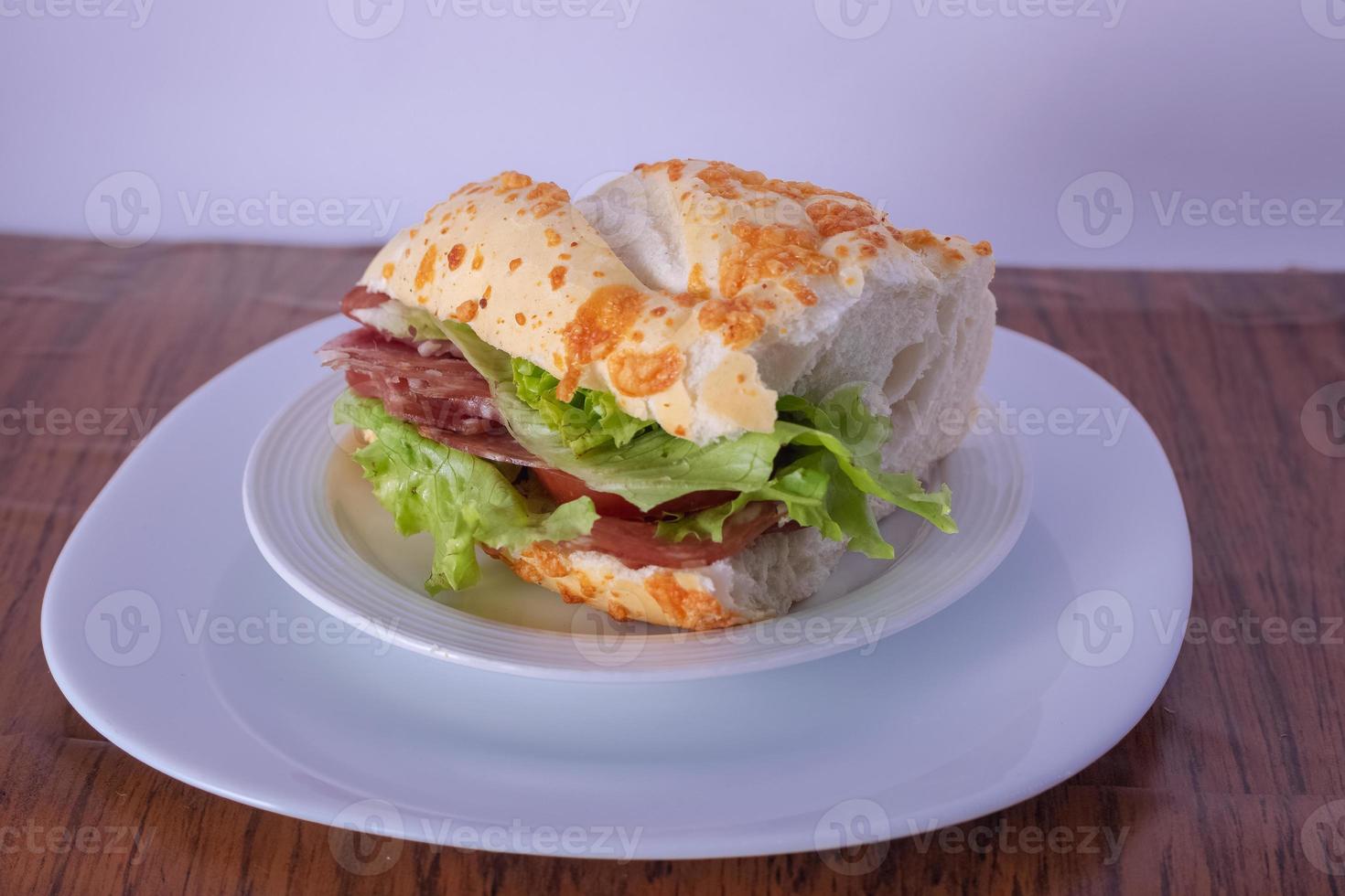 sanduíche com salada foto