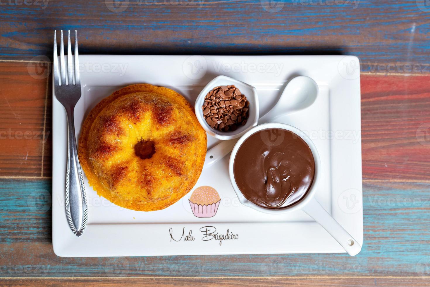 bolo de cenoura com creme de chocolate foto