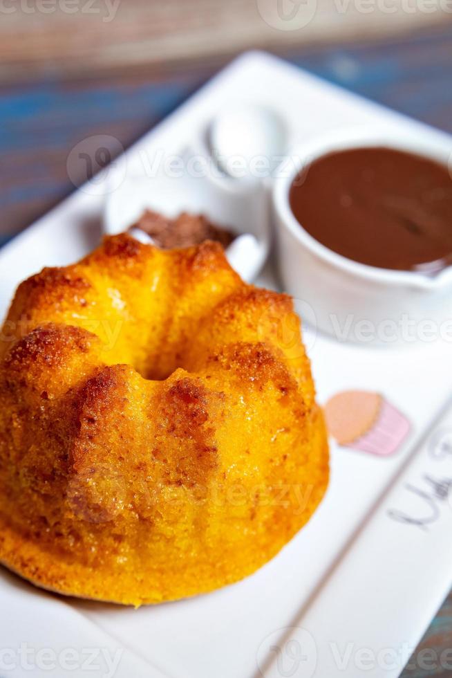 bolo de cenoura com creme de chocolate foto