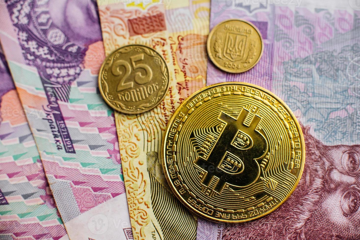 bitcoin, moeda, digital, finanças, economia. moeda bitcoin dourada em hryvnia close up foto