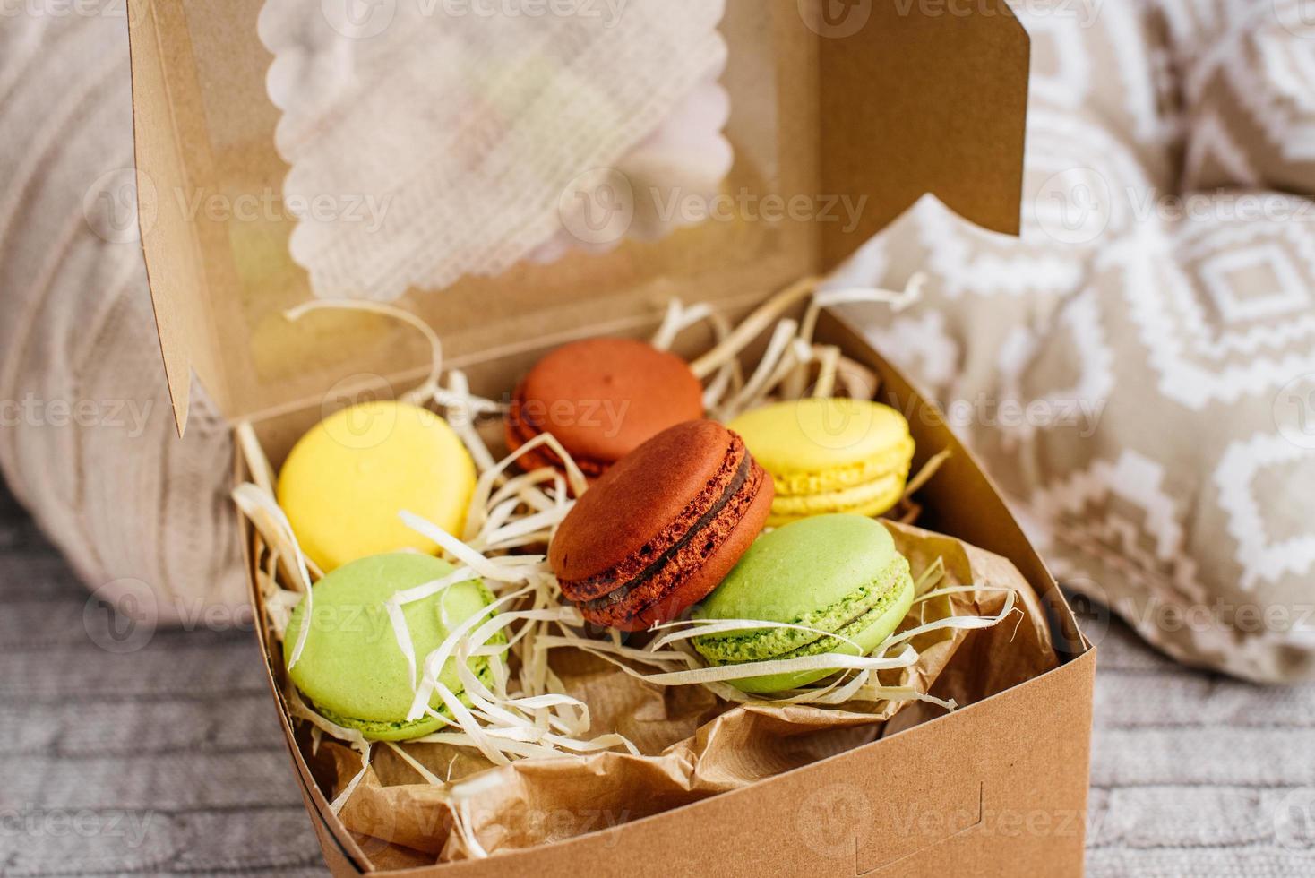 lindos macaroons saborosos cor de rosa em um fundo de concreto foto