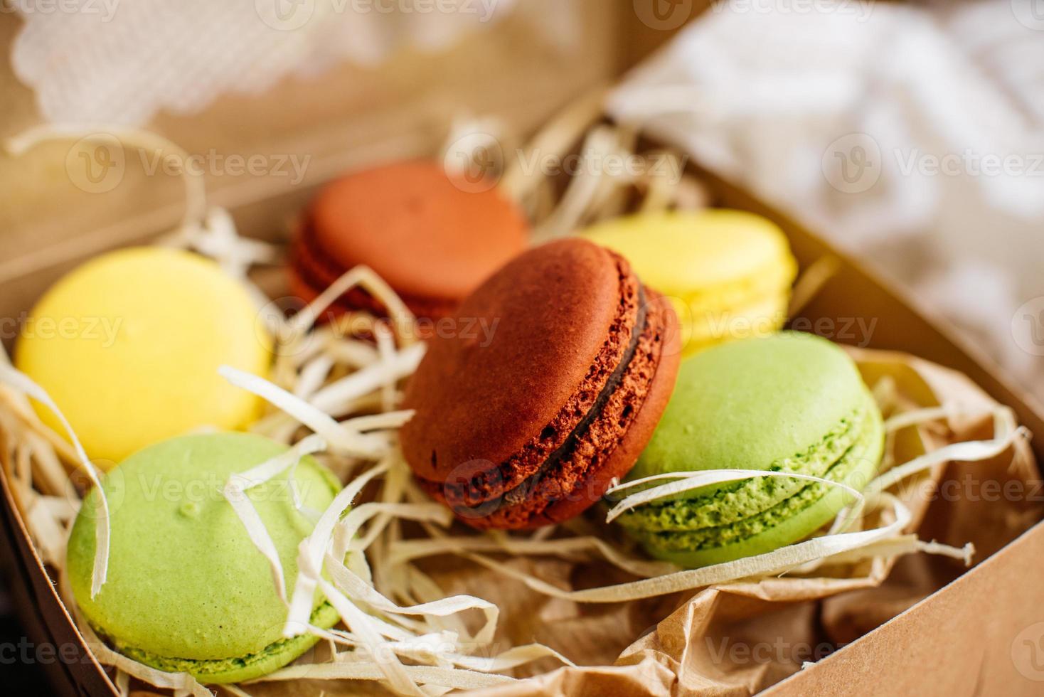 lindos macaroons saborosos cor de rosa em um fundo de concreto foto