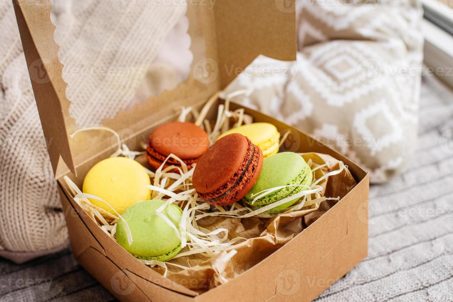 lindos macaroons saborosos cor de rosa em um fundo de concreto foto