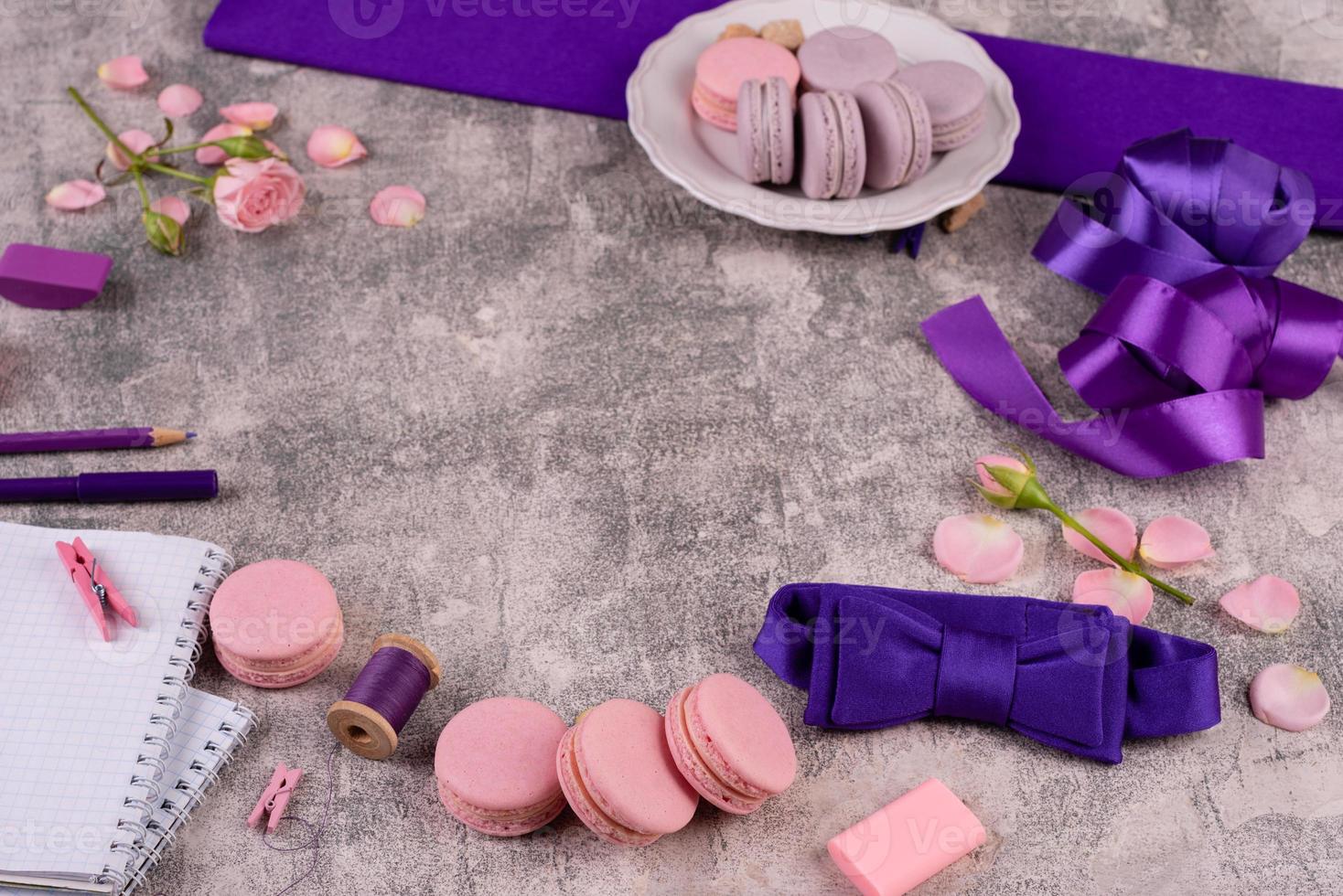 lindos macaroons saborosos cor de rosa em um fundo de concreto foto