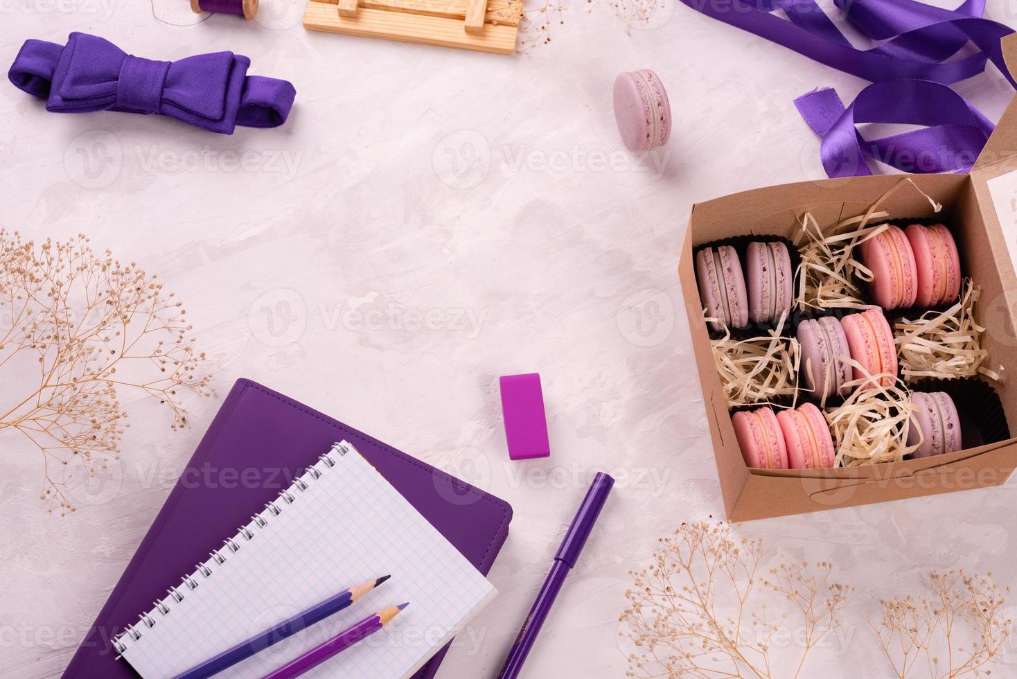 lindos macaroons saborosos cor de rosa em um fundo de concreto foto