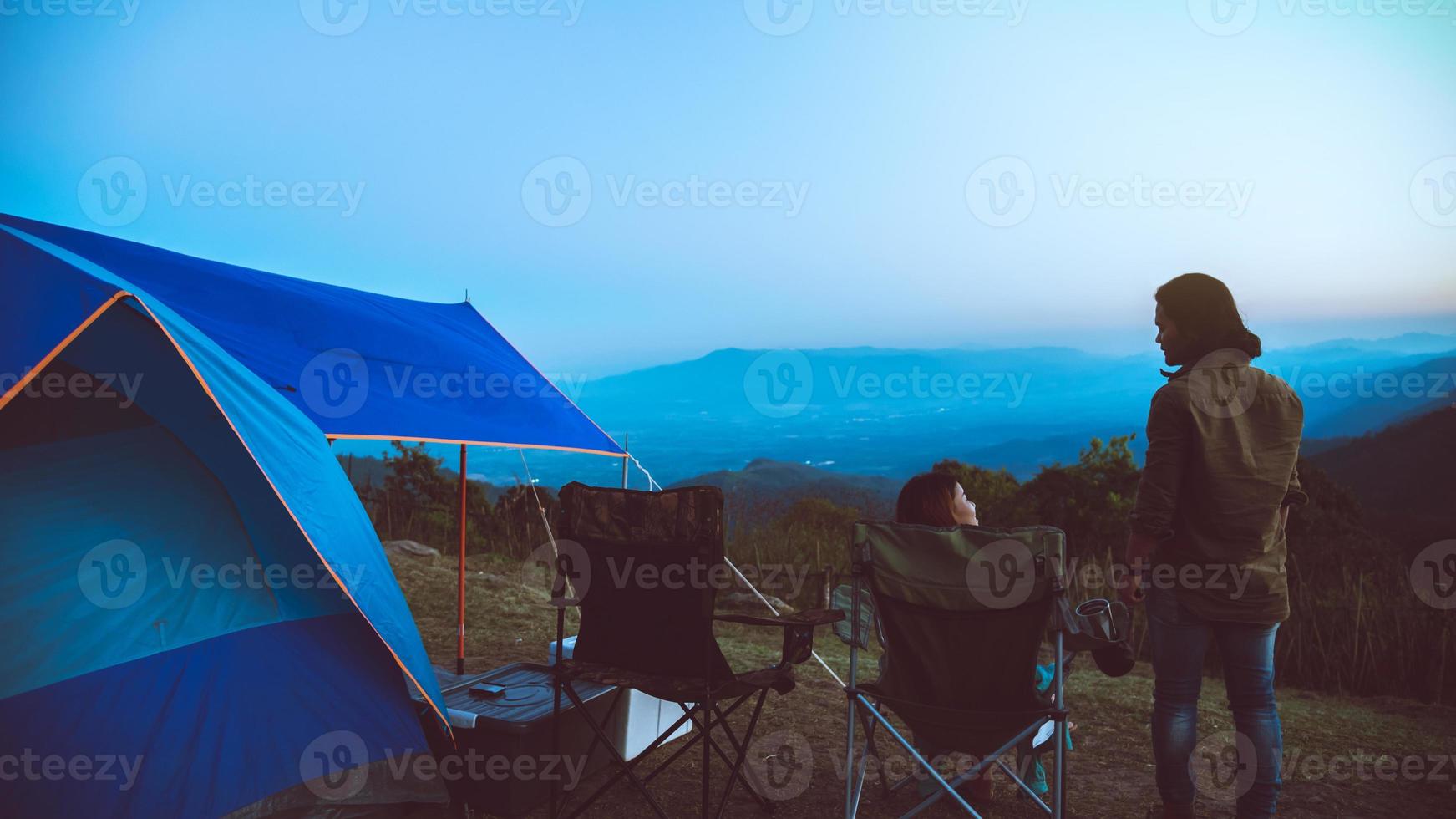 amante mulher e homem asiáticos viajar relaxar acampar no feriado. na montanha. assistir o nascer do sol. Tailândia foto