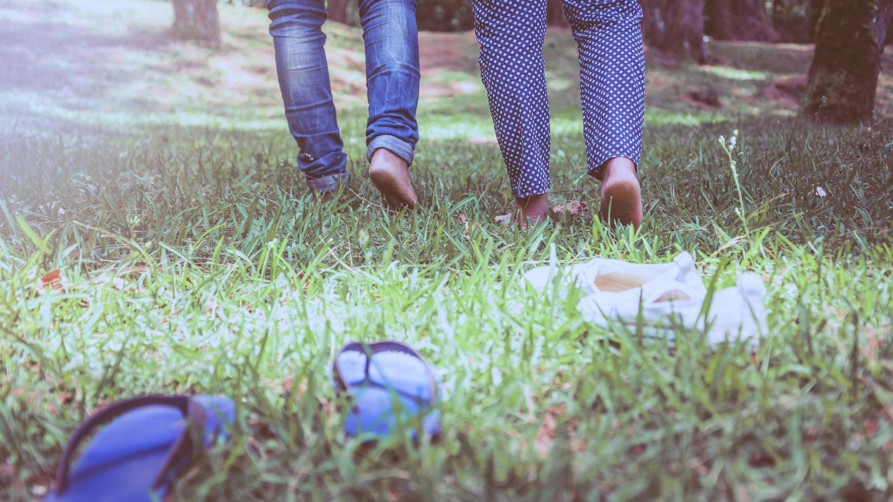 casal de mulheres com homens caminhando na grama em um jardim natural foto