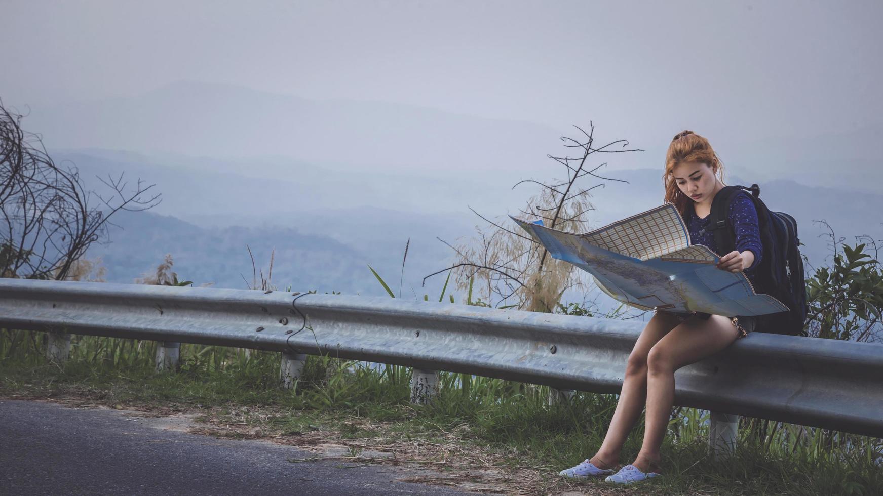 viagem de mulher. viajantes do sexo feminino viajam na natureza montanha no mapa de navegação foto