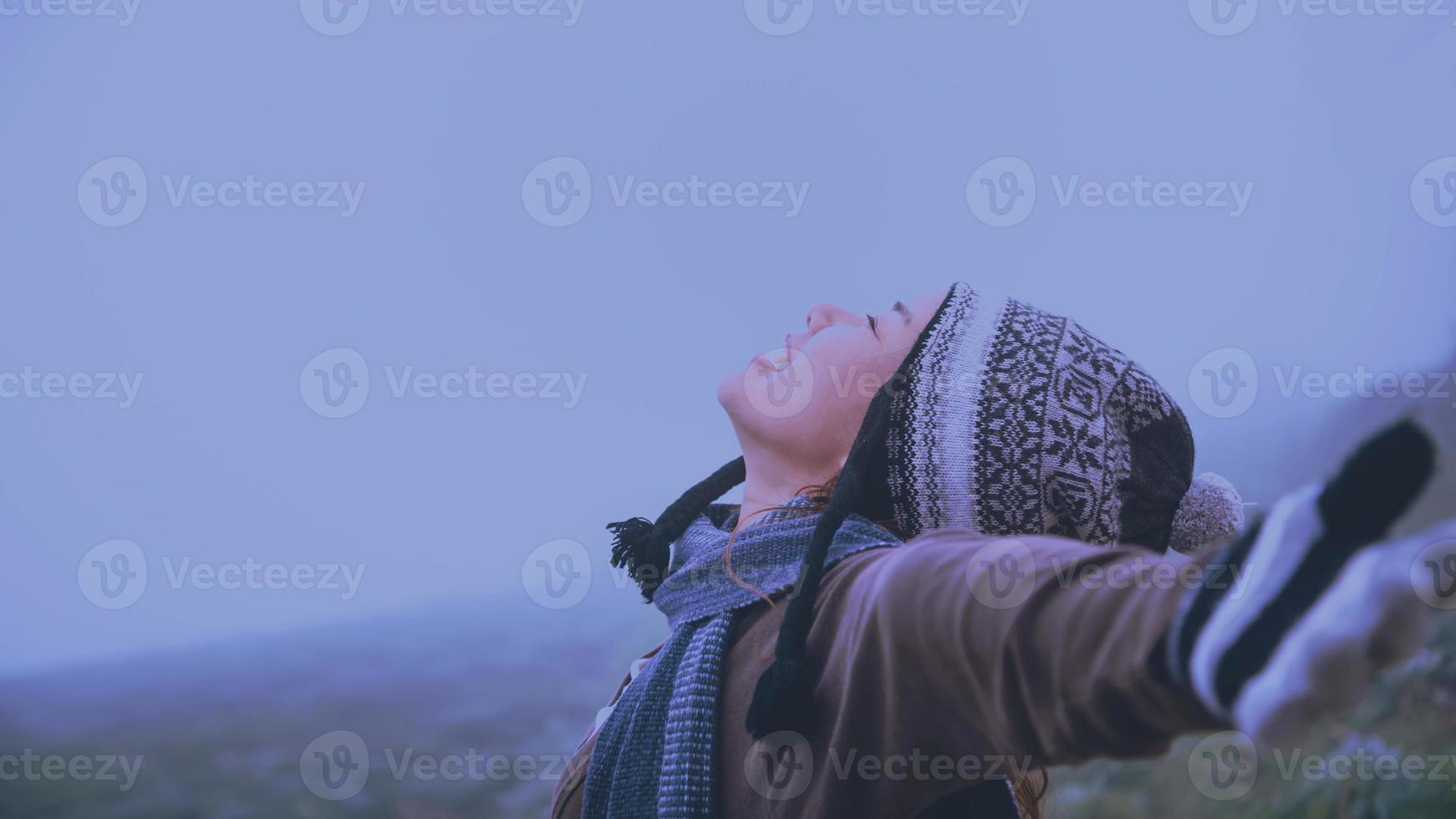 mulheres asiáticas relaxam no feriado. feliz em viajar no feriado. durante o inverno nebuloso foto