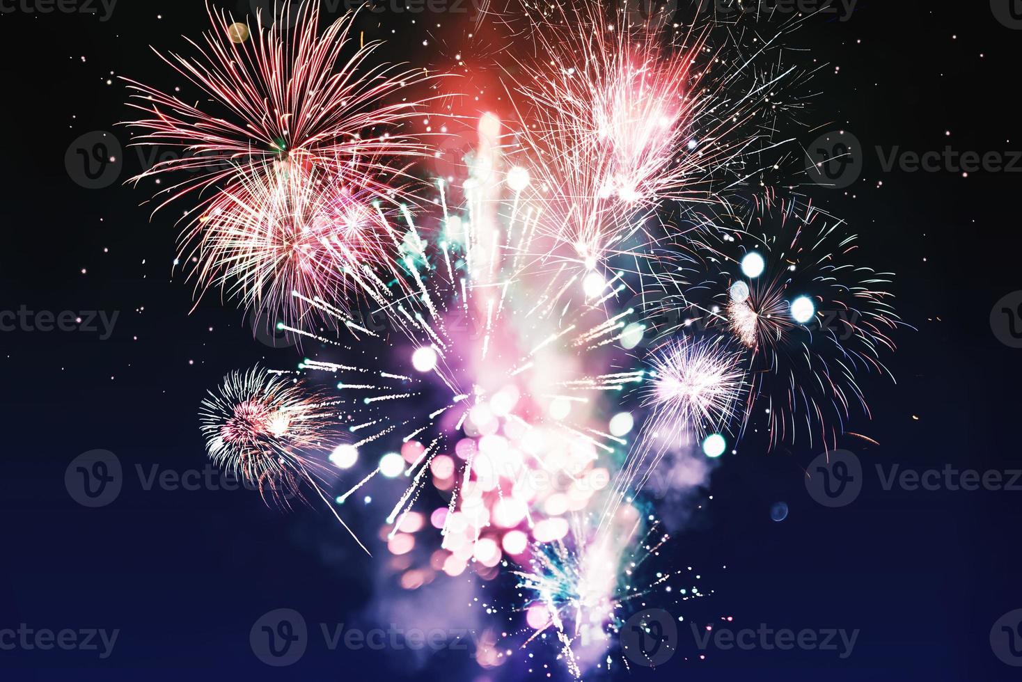 fundo festivo ano novo com fogos de artifício e bokeh. foto