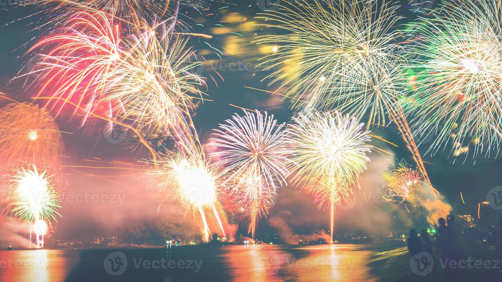 fogos de artifício de ano novo na praia. foto