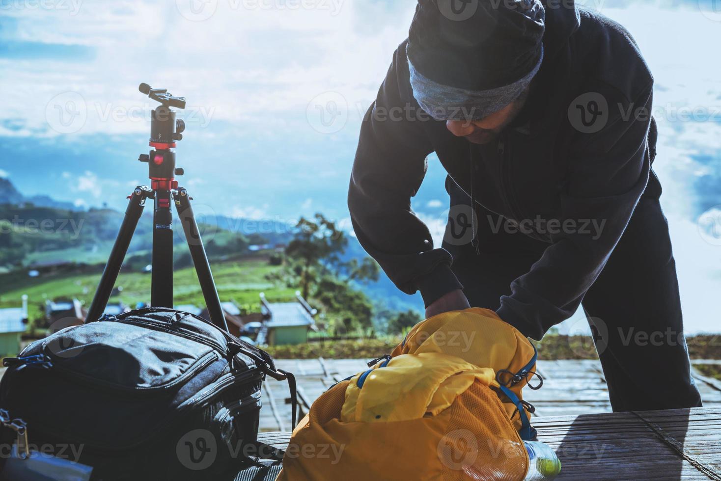 natureza de viagens asiáticas do homem. viajar relaxar. fotografar paisagem na montanha. Tailândia foto