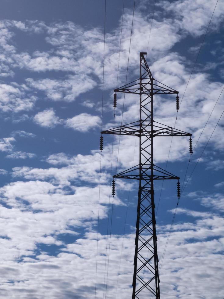 torre elétrica de alta tensão no fundo do céu nublado. foto