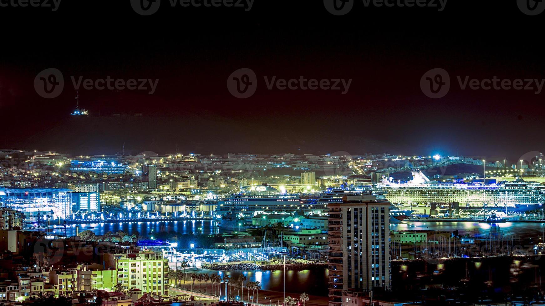 panorâmica da cidade de las palmas à noite foto