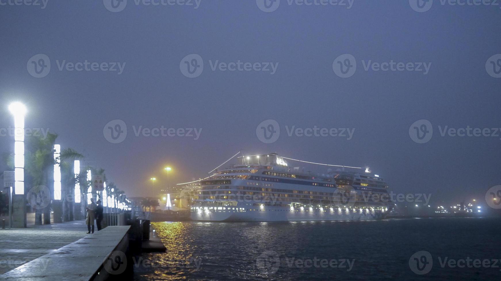 cruzeiro no porto com nevoeiro na gran canária foto