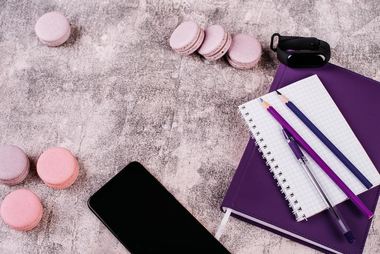 lindos macaroons saborosos cor de rosa em um fundo de concreto foto