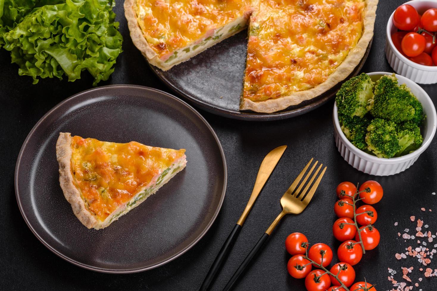 deliciosa quiche fresca com brócolis, salmão e queijo foto