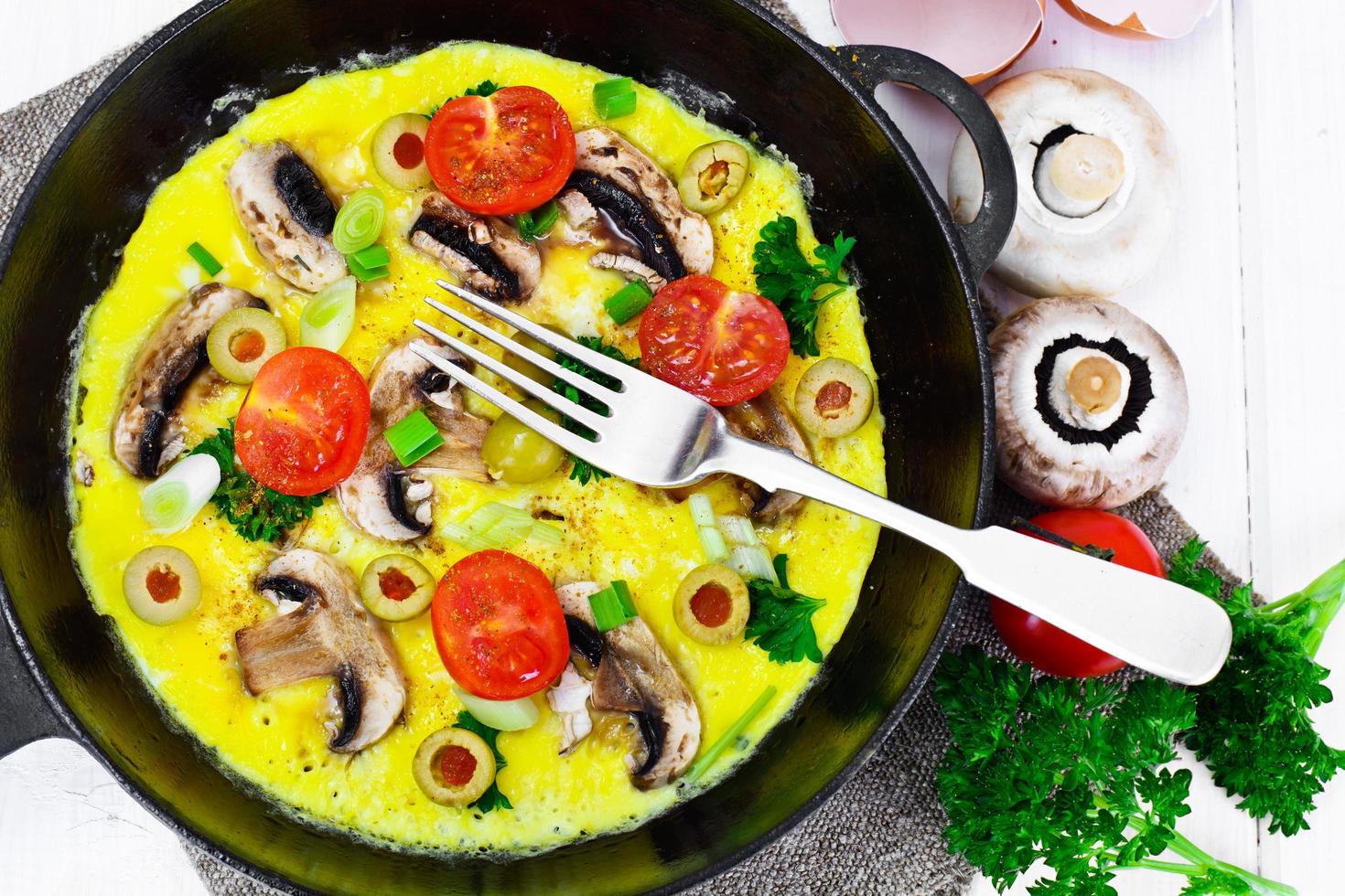 alimentos saudáveis e dietéticos. ovos mexidos com cogumelos foto