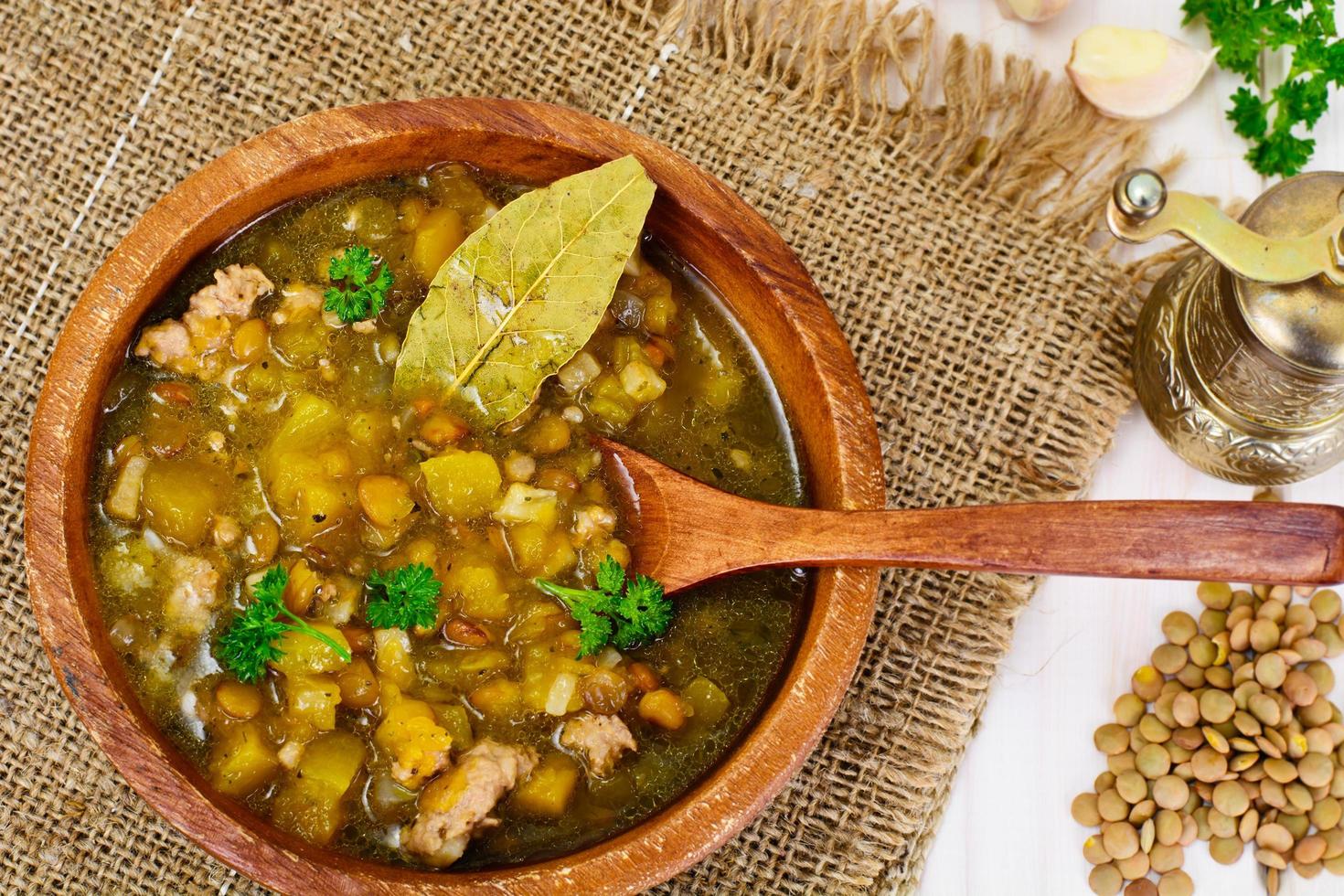 sopa de lentilha com carne picada, raiz de aipo, abóbora, cebola foto