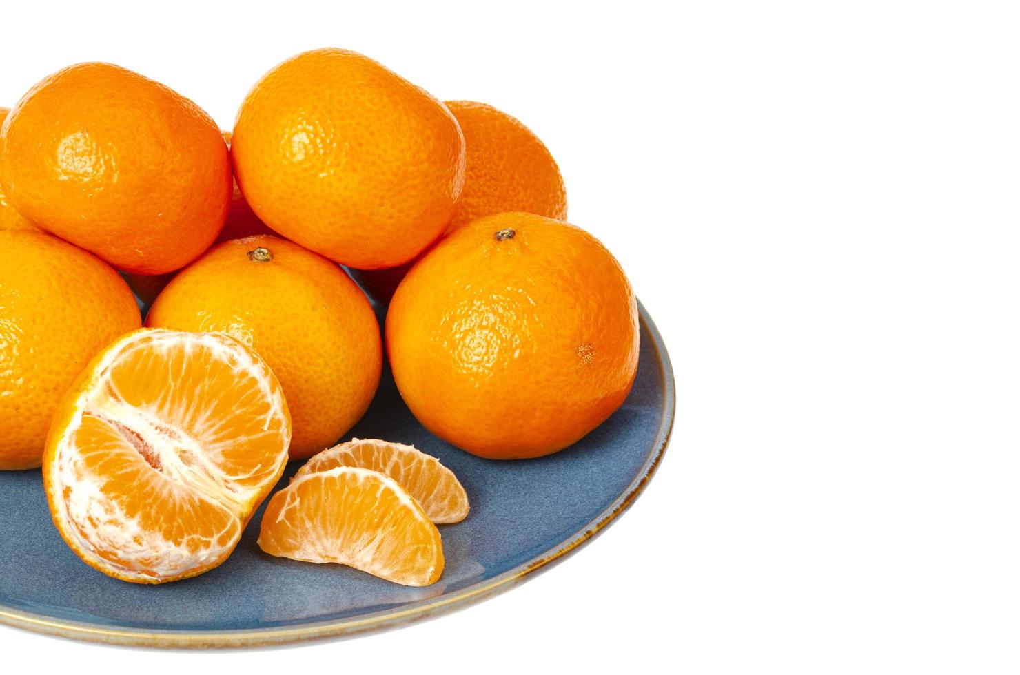 placa azul com tangerinas laranja brilhantes, isoladas no fundo branco. foto de estúdio