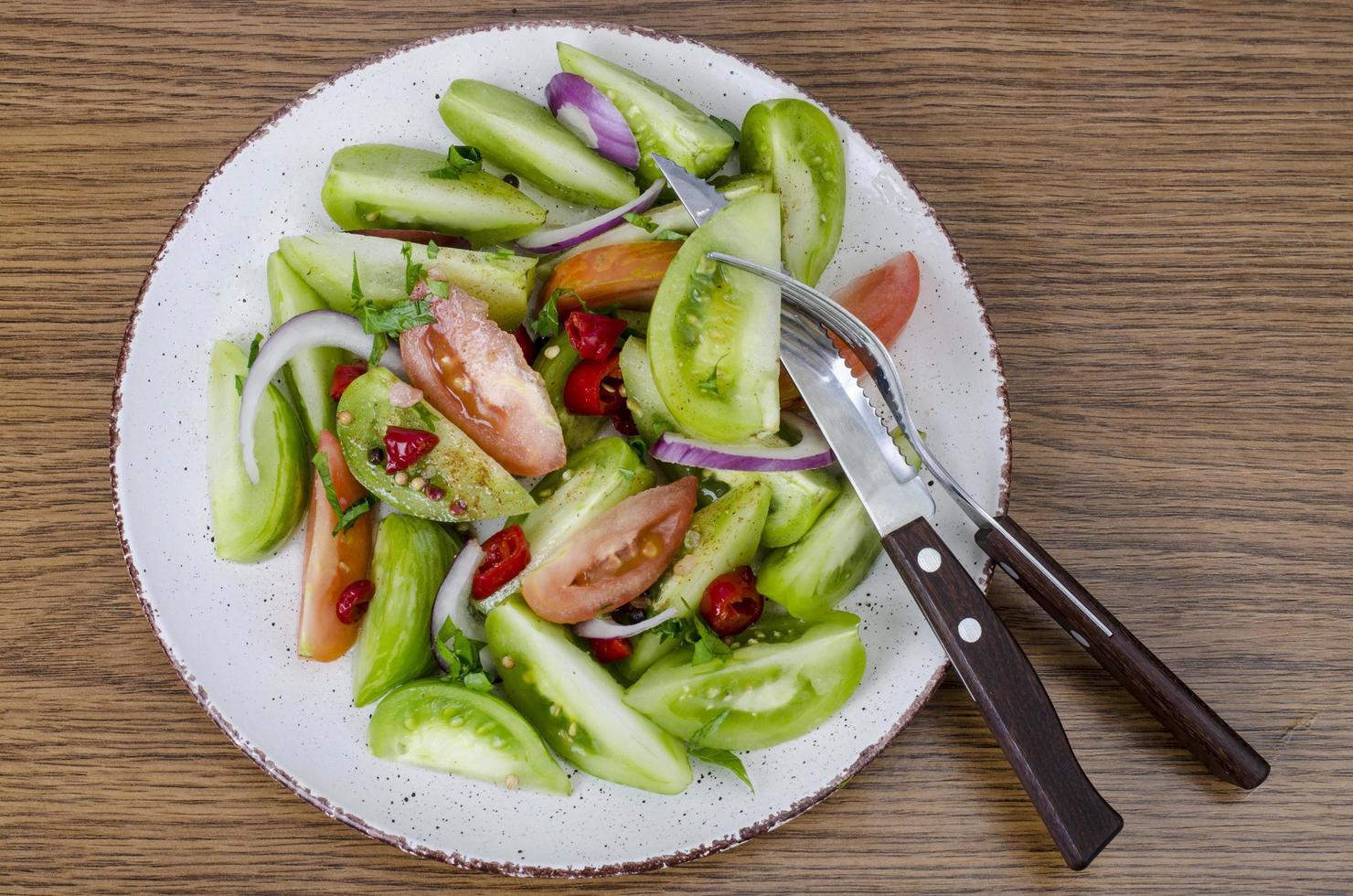 aperitivo apimentado de tomates verdes e vermelhos em conserva foto