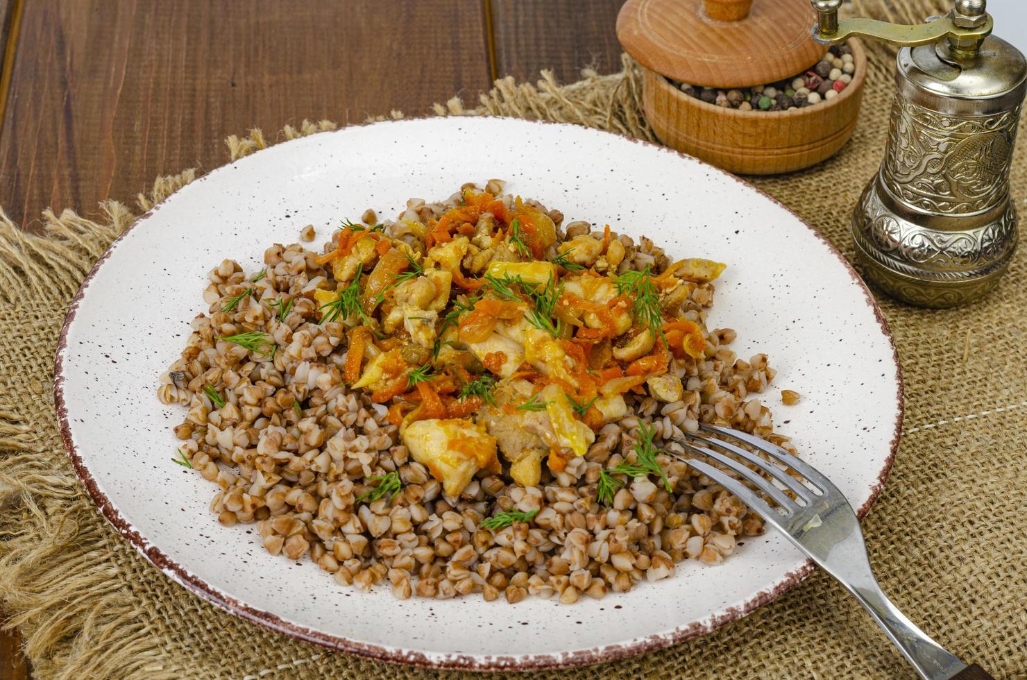 mingau de trigo sarraceno com carne e vegetais. foto de estúdio