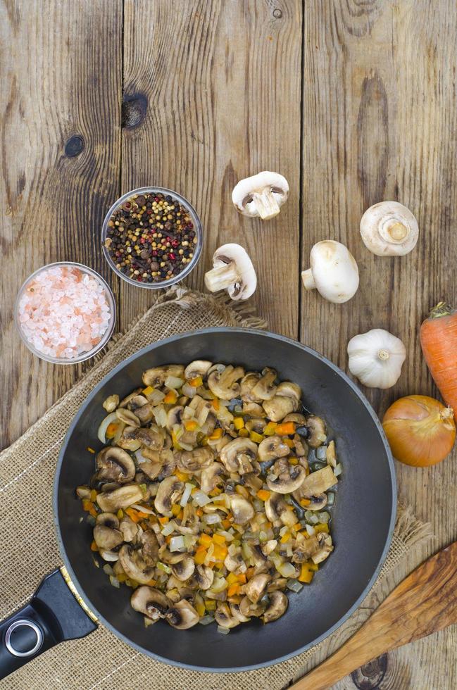 frigideira com cogumelos fritos, pratos vegetarianos foto