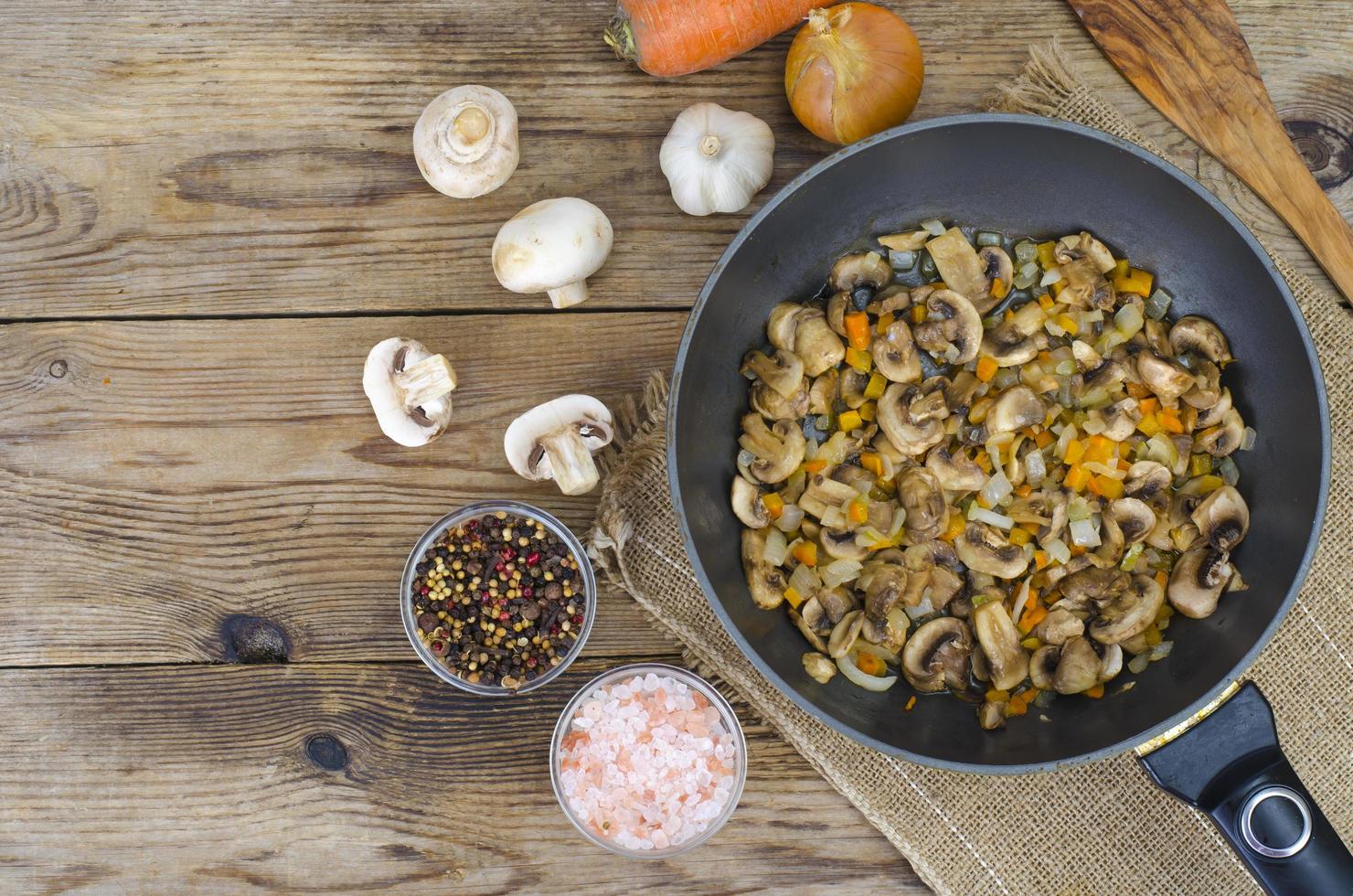 frigideira com cogumelos fritos, pratos vegetarianos foto