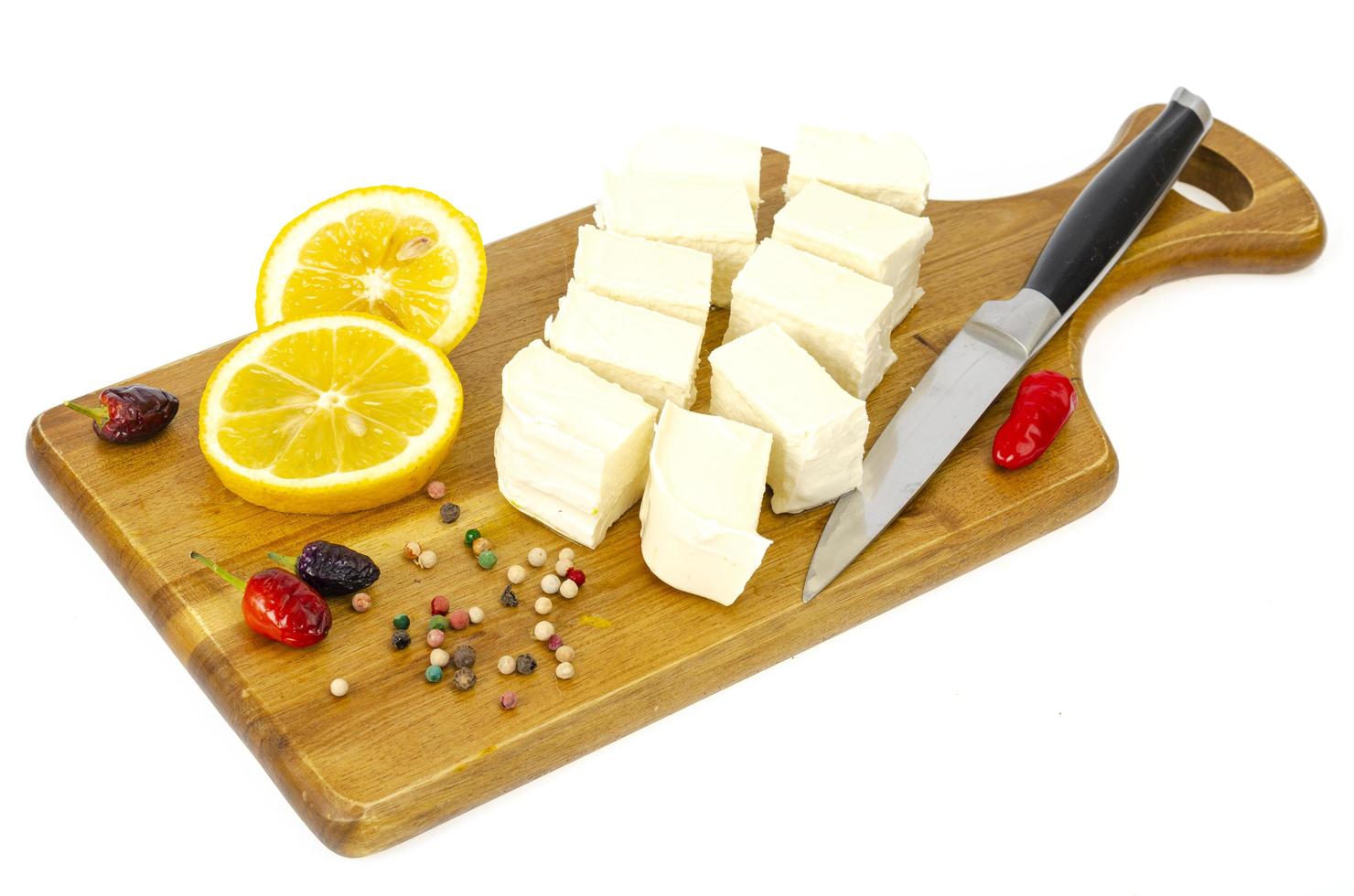 fatias de queijo feta fresco branco na tábua de madeira foto