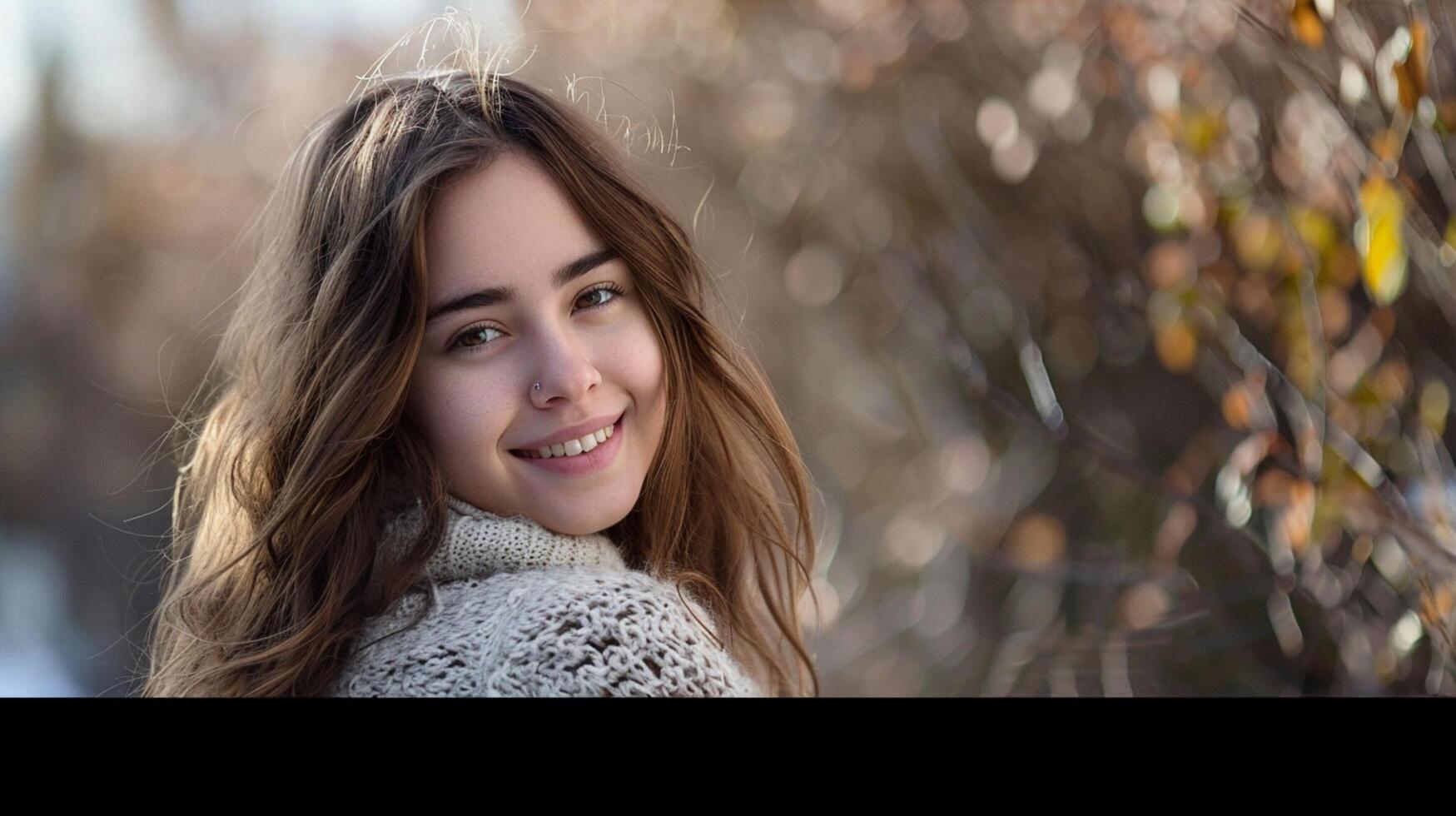 lindo jovem mulher dentro casual roupas sorridente foto