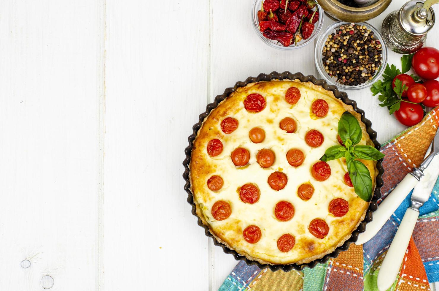 cozimento caseiro. torta de lanche de tomate cereja. foto de estúdio.