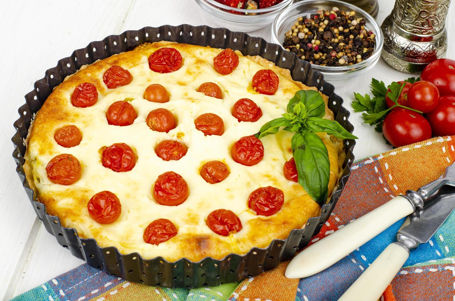 cozimento caseiro. torta de lanche de tomate cereja. foto de estúdio.