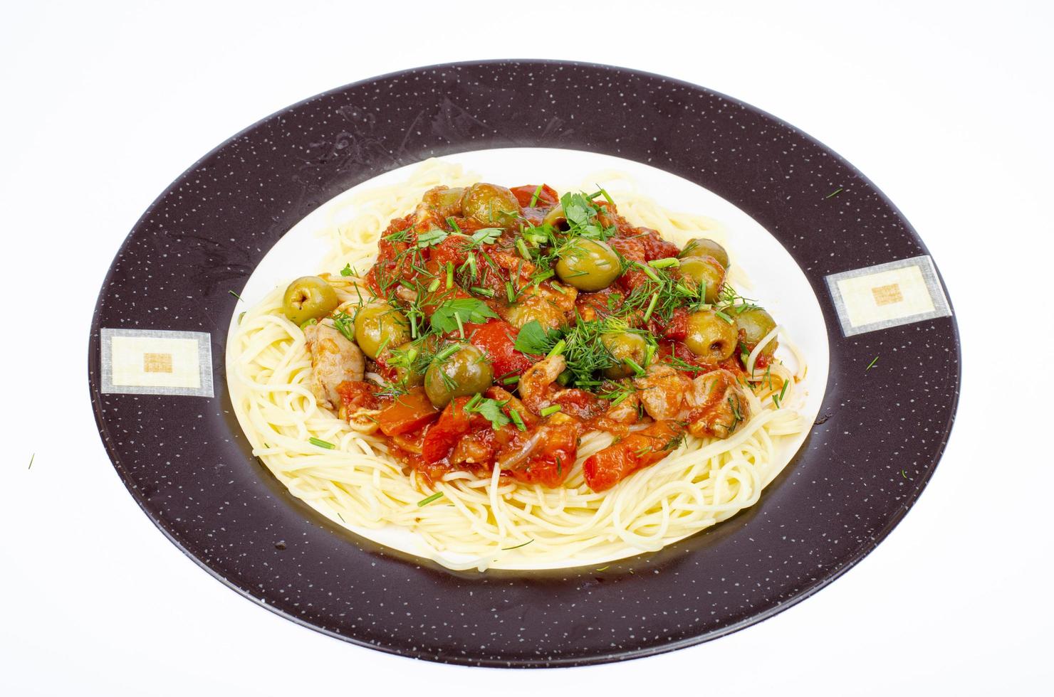 espaguete com legumes cozidos e azeitonas verdes. foto de estúdio