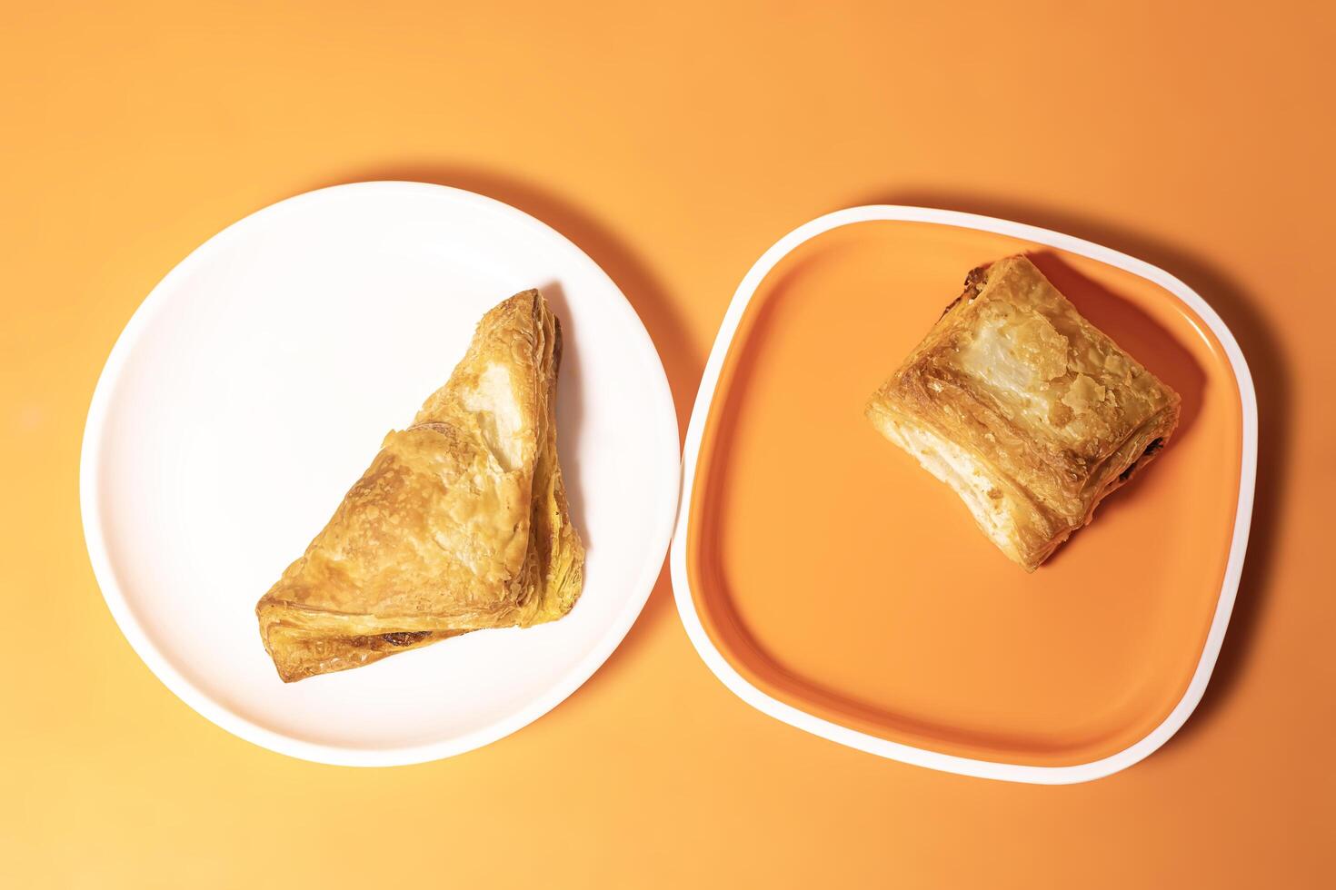 dois diferente tipos do crocante veg sopro peças em uma prato em a laranja fundo foto